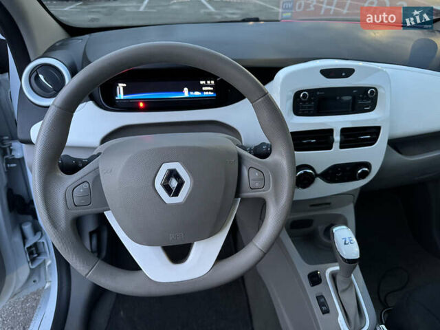 Белый Рено Зое, объемом двигателя 0 л и пробегом 82 тыс. км за 8999 $, фото 10 на Automoto.ua