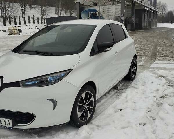 Белый Рено Зое, объемом двигателя 0 л и пробегом 84 тыс. км за 8600 $, фото 2 на Automoto.ua