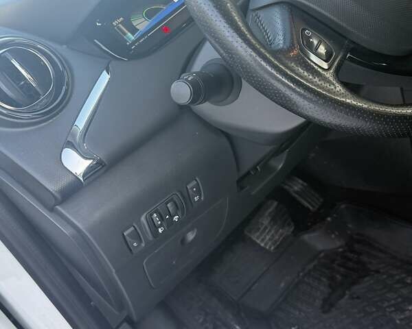 Белый Рено Зое, объемом двигателя 0 л и пробегом 143 тыс. км за 8950 $, фото 23 на Automoto.ua