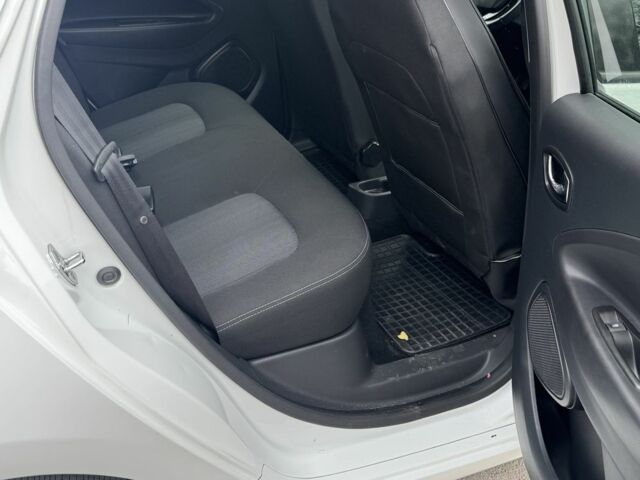 Белый Рено Зое, объемом двигателя 0 л и пробегом 91 тыс. км за 10600 $, фото 7 на Automoto.ua