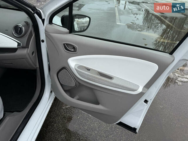 Білий Рено Зое, об'ємом двигуна 0 л та пробігом 8 тис. км за 11999 $, фото 31 на Automoto.ua