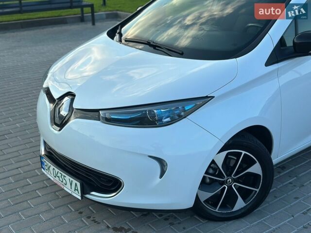 Белый Рено Зое, объемом двигателя 0 л и пробегом 87 тыс. км за 10100 $, фото 4 на Automoto.ua