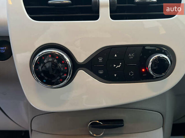 Белый Рено Зое, объемом двигателя 0 л и пробегом 153 тыс. км за 8000 $, фото 18 на Automoto.ua