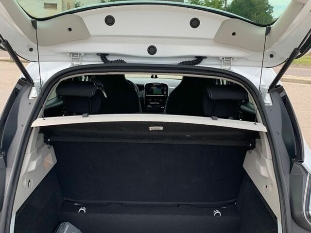 Білий Рено Зое, об'ємом двигуна 0 л та пробігом 75 тис. км за 10950 $, фото 16 на Automoto.ua
