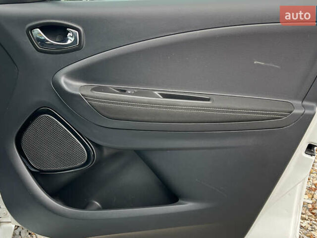 Белый Рено Зое, объемом двигателя 0 л и пробегом 140 тыс. км за 8900 $, фото 23 на Automoto.ua