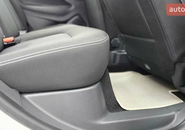 Белый Рено Зое, объемом двигателя 0 л и пробегом 71 тыс. км за 9550 $, фото 39 на Automoto.ua