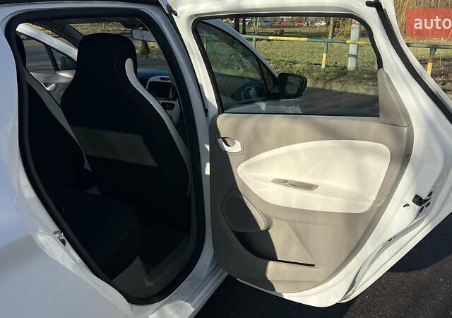 Белый Рено Зое, объемом двигателя 0 л и пробегом 85 тыс. км за 8700 $, фото 15 на Automoto.ua