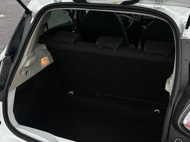 Белый Рено Зое, объемом двигателя 0 л и пробегом 95 тыс. км за 10200 $, фото 15 на Automoto.ua