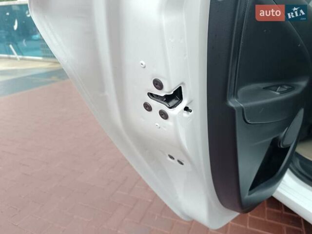 Белый Рено Зое, объемом двигателя 0 л и пробегом 116 тыс. км за 8750 $, фото 37 на Automoto.ua