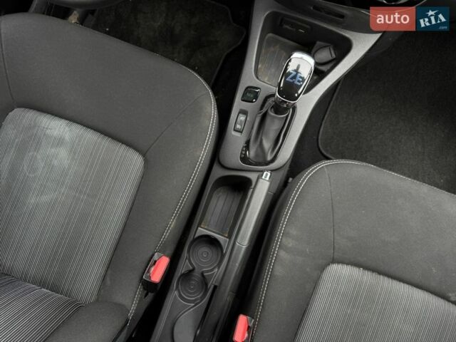 Белый Рено Зое, объемом двигателя 0 л и пробегом 26 тыс. км за 10900 $, фото 7 на Automoto.ua