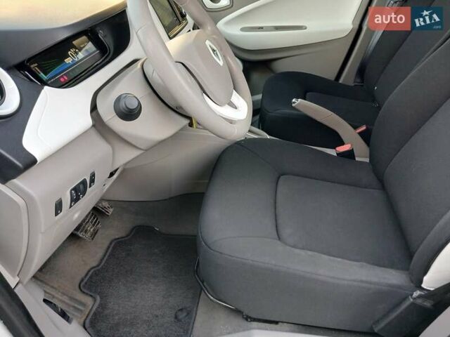 Белый Рено Зое, объемом двигателя 0 л и пробегом 64 тыс. км за 9200 $, фото 29 на Automoto.ua