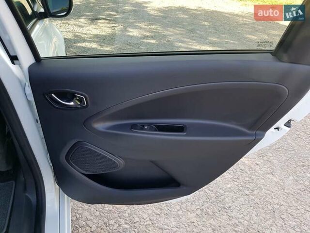 Белый Рено Зое, объемом двигателя 0 л и пробегом 95 тыс. км за 11000 $, фото 23 на Automoto.ua