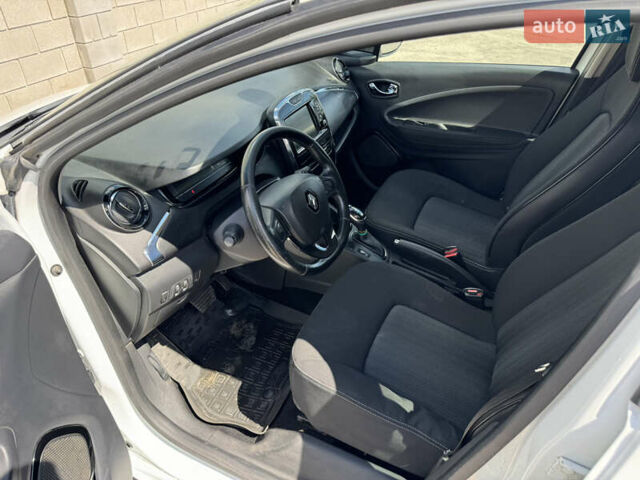 Белый Рено Зое, объемом двигателя 0 л и пробегом 120 тыс. км за 8300 $, фото 10 на Automoto.ua