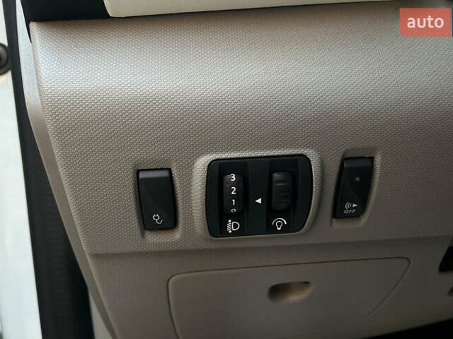 Белый Рено Зое, объемом двигателя 0 л и пробегом 153 тыс. км за 8000 $, фото 10 на Automoto.ua