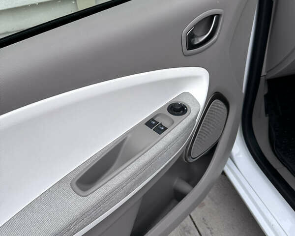 Белый Рено Зое, объемом двигателя 0 л и пробегом 96 тыс. км за 9800 $, фото 13 на Automoto.ua