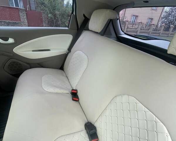 Белый Рено Зое, объемом двигателя 0 л и пробегом 58 тыс. км за 11840 $, фото 8 на Automoto.ua