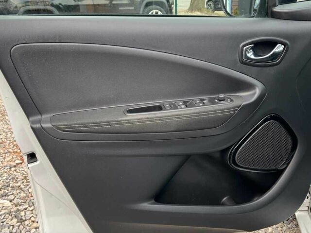 Белый Рено Зое, объемом двигателя 0 л и пробегом 140 тыс. км за 9300 $, фото 21 на Automoto.ua