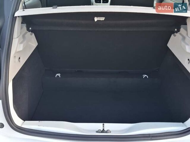 Белый Рено Зое, объемом двигателя 0 л и пробегом 90 тыс. км за 9500 $, фото 21 на Automoto.ua