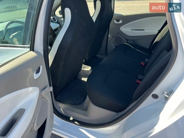 Белый Рено Зое, объемом двигателя 0 л и пробегом 55 тыс. км за 9500 $, фото 16 на Automoto.ua