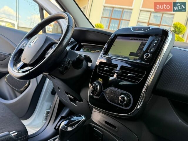Білий Рено Зое, об'ємом двигуна 0 л та пробігом 108 тис. км за 10799 $, фото 94 на Automoto.ua