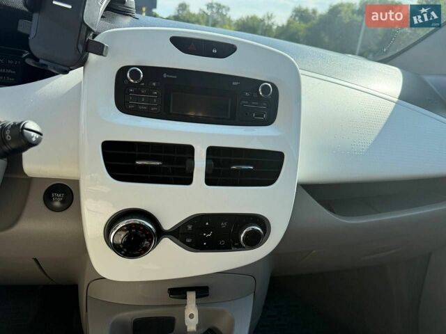 Білий Рено Зое, об'ємом двигуна 0 л та пробігом 24 тис. км за 10999 $, фото 95 на Automoto.ua