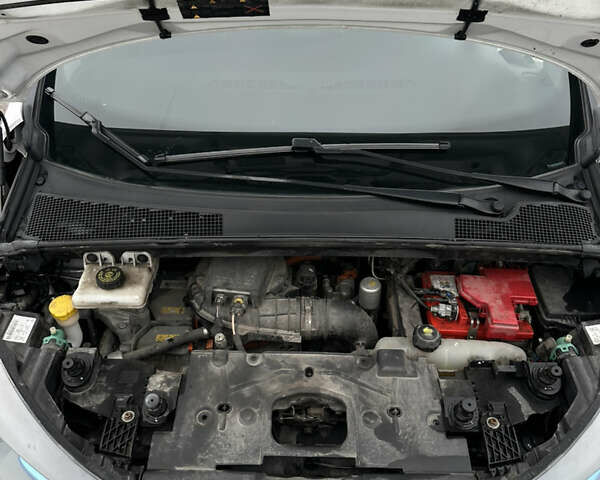 Белый Рено Зое, объемом двигателя 0 л и пробегом 129 тыс. км за 9399 $, фото 11 на Automoto.ua