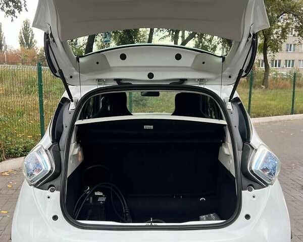 Белый Рено Зое, объемом двигателя 0 л и пробегом 109 тыс. км за 9499 $, фото 5 на Automoto.ua