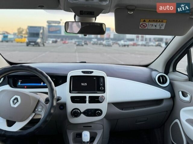 Белый Рено Зое, объемом двигателя 0 л и пробегом 118 тыс. км за 9200 $, фото 9 на Automoto.ua