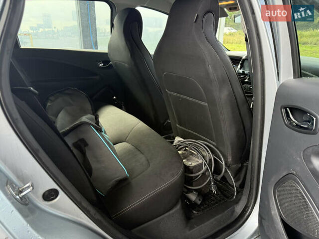 Білий Рено Зое, об'ємом двигуна 0 л та пробігом 57 тис. км за 9499 $, фото 62 на Automoto.ua