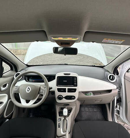 Белый Рено Зое, объемом двигателя 0 л и пробегом 97 тыс. км за 9200 $, фото 50 на Automoto.ua