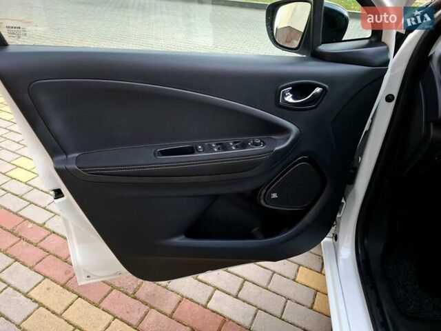 Белый Рено Зое, объемом двигателя 0 л и пробегом 129 тыс. км за 8700 $, фото 18 на Automoto.ua