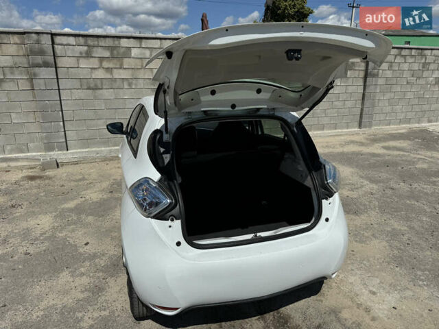 Белый Рено Зое, объемом двигателя 0 л и пробегом 120 тыс. км за 8300 $, фото 6 на Automoto.ua