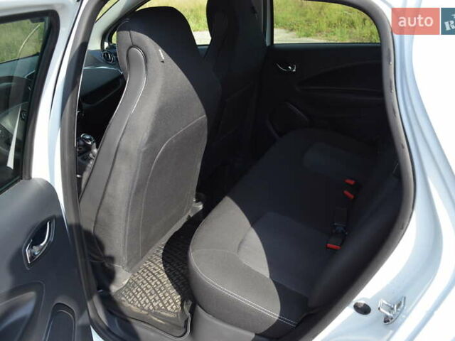 Белый Рено Зое, объемом двигателя 0 л и пробегом 120 тыс. км за 9100 $, фото 10 на Automoto.ua