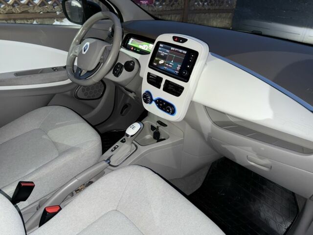 Белый Рено Зое, объемом двигателя 0 л и пробегом 39 тыс. км за 9900 $, фото 17 на Automoto.ua