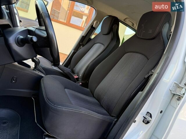 Білий Рено Зое, об'ємом двигуна 0 л та пробігом 108 тис. км за 10799 $, фото 107 на Automoto.ua
