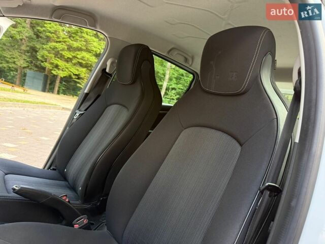 Білий Рено Зое, об'ємом двигуна 0 л та пробігом 107 тис. км за 10799 $, фото 93 на Automoto.ua