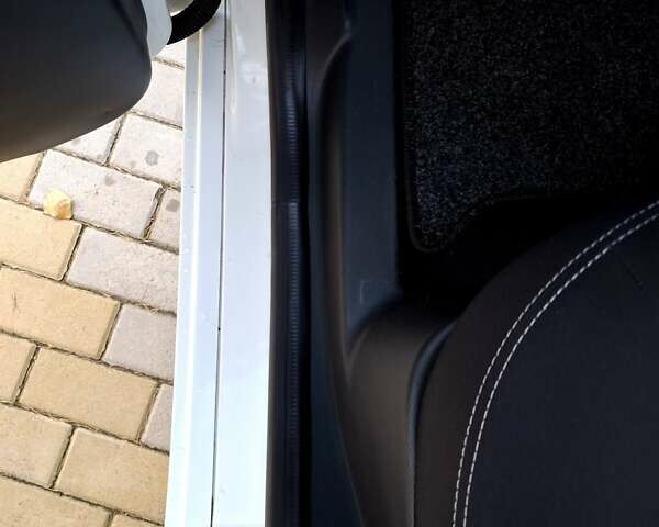 Белый Рено Зое, объемом двигателя 0 л и пробегом 129 тыс. км за 8700 $, фото 33 на Automoto.ua