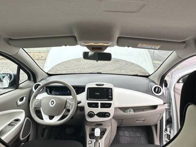 Белый Рено Зое, объемом двигателя 0 л и пробегом 114 тыс. км за 8200 $, фото 49 на Automoto.ua