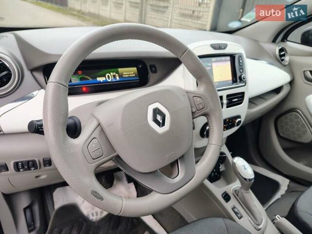 Белый Рено Зое, объемом двигателя 0 л и пробегом 90 тыс. км за 8900 $, фото 12 на Automoto.ua