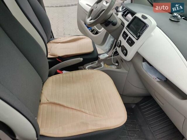 Белый Рено Зое, объемом двигателя 0 л и пробегом 190 тыс. км за 9300 $, фото 14 на Automoto.ua
