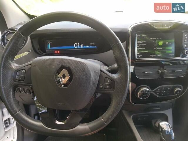 Белый Рено Зое, объемом двигателя 0 л и пробегом 95 тыс. км за 11000 $, фото 35 на Automoto.ua