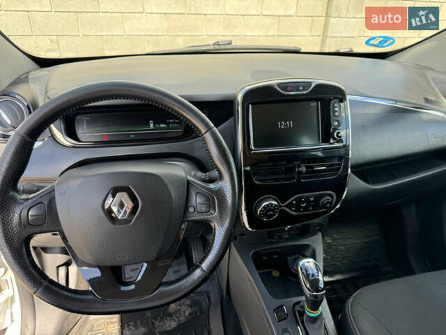 Белый Рено Зое, объемом двигателя 0 л и пробегом 114 тыс. км за 8900 $, фото 12 на Automoto.ua