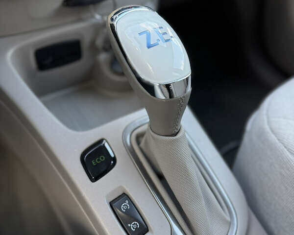 Белый Рено Зое, объемом двигателя 0 л и пробегом 75 тыс. км за 9900 $, фото 45 на Automoto.ua