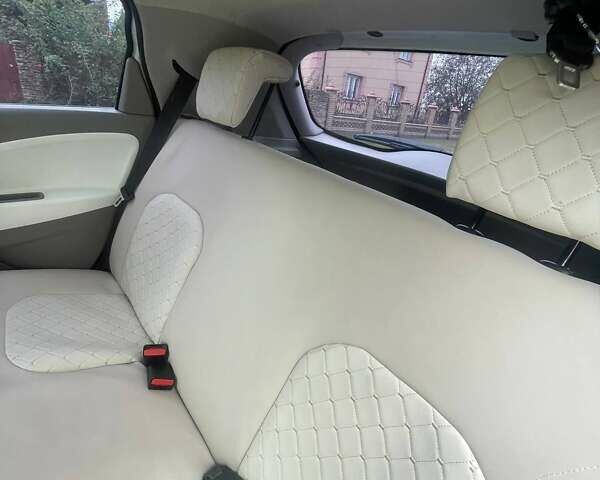 Белый Рено Зое, объемом двигателя 0 л и пробегом 58 тыс. км за 11840 $, фото 4 на Automoto.ua