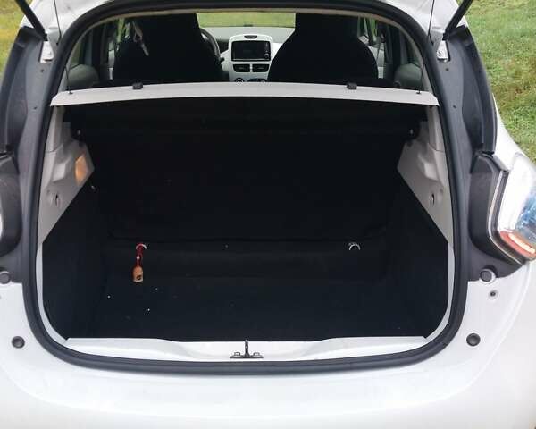 Білий Рено Зое, об'ємом двигуна 0 л та пробігом 92 тис. км за 9600 $, фото 6 на Automoto.ua