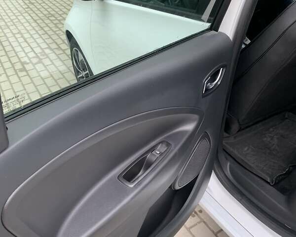 Белый Рено Зое, объемом двигателя 0 л и пробегом 32 тыс. км за 11500 $, фото 25 на Automoto.ua