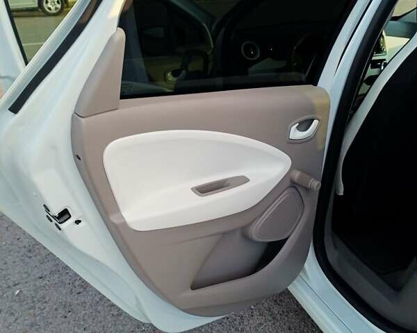 Белый Рено Зое, объемом двигателя 0 л и пробегом 21 тыс. км за 10800 $, фото 3 на Automoto.ua