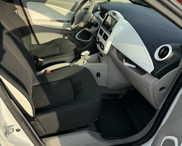 Білий Рено Зое, об'ємом двигуна 0 л та пробігом 47 тис. км за 8700 $, фото 21 на Automoto.ua