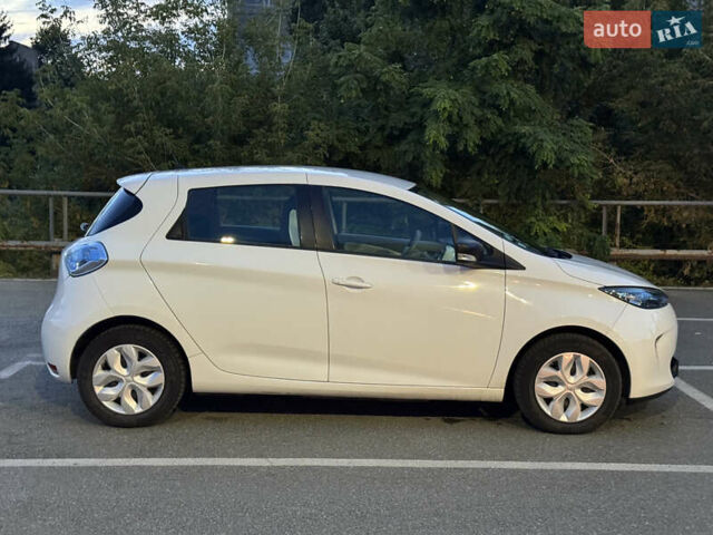 Белый Рено Зое, объемом двигателя 0 л и пробегом 82 тыс. км за 8999 $, фото 2 на Automoto.ua