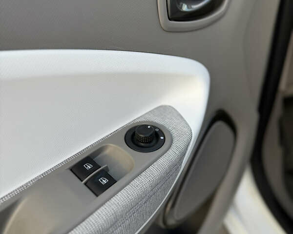 Белый Рено Зое, объемом двигателя 0 л и пробегом 75 тыс. км за 9900 $, фото 31 на Automoto.ua